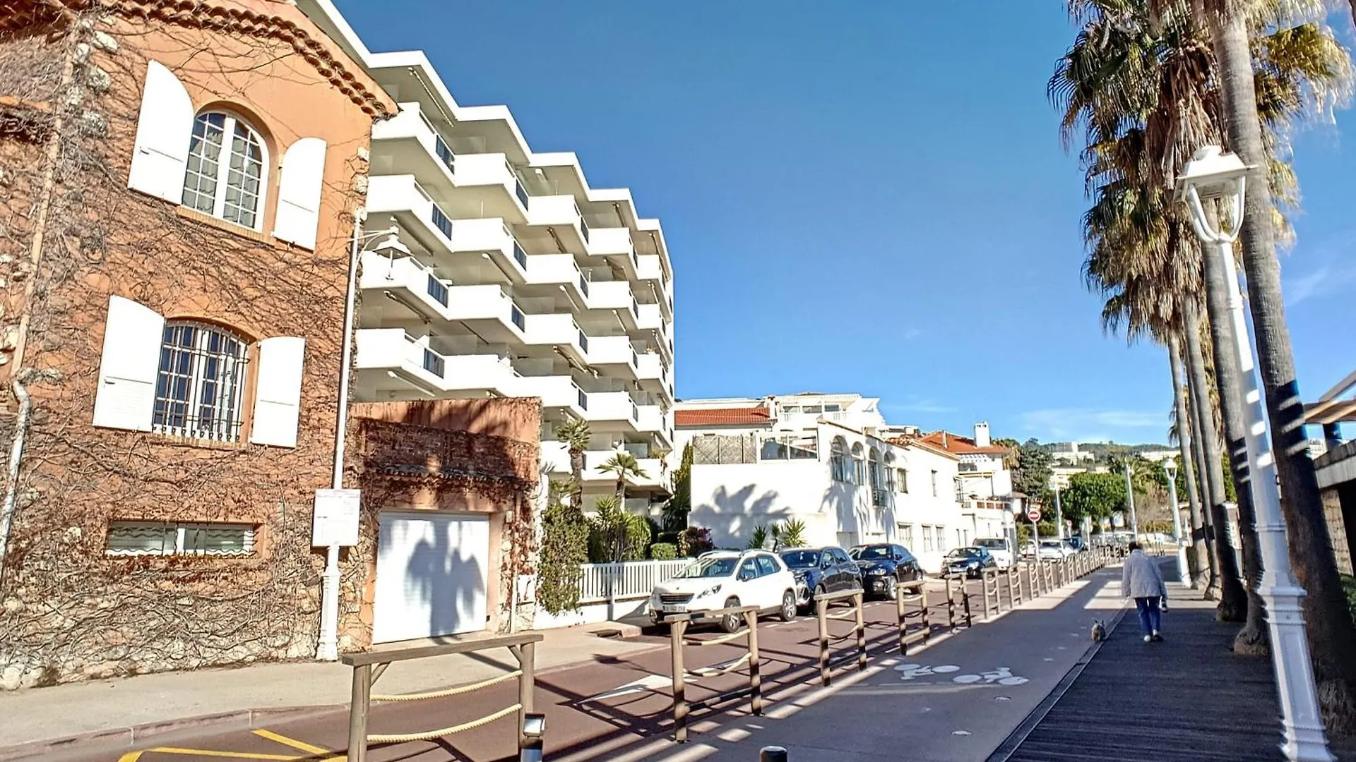 Henri Camille Real Estate- Le Cap - 2 Bedrooms Apt Sea View Cannes